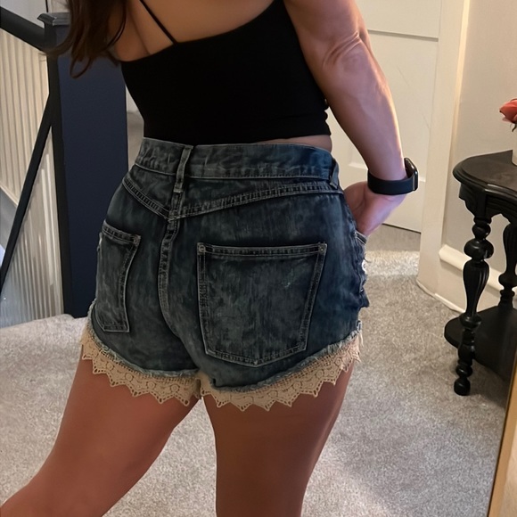 Free People Daisy Chain Lace Trim Distressed Jean Shorts Size 27 - Picture 3 of 7